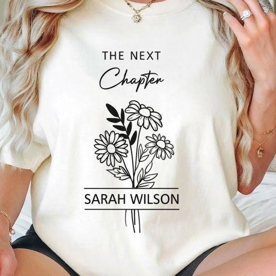 Summer Clothing Next - Personalisiertes T-Shirt „The Next Chapter“, minimalistisches